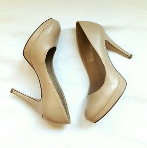 Classic nude pumps