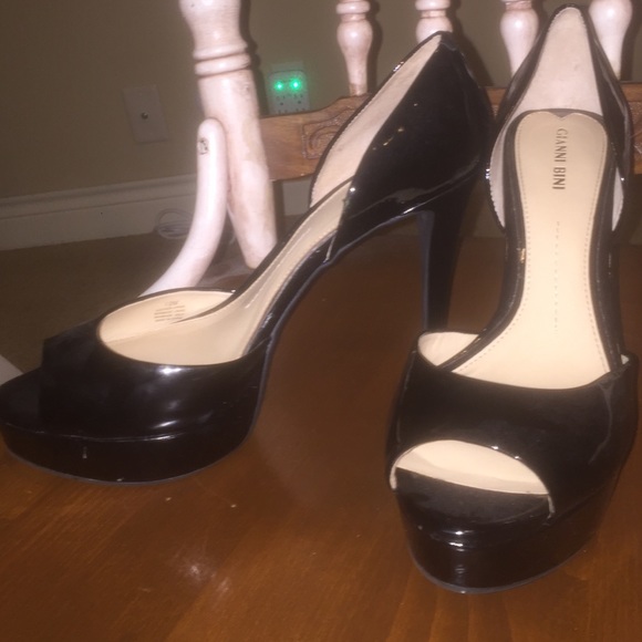Black patent leather platform pumps