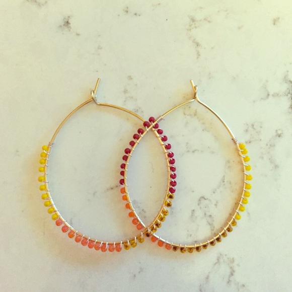 Beautiful seed bead hoop earrings 😍💛❤️