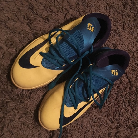 Boys Kd 6 size 6y pictures added. One scuff mark.