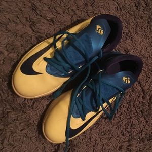 Boys Kd 6 size 6y pictures added. One scuff mark.