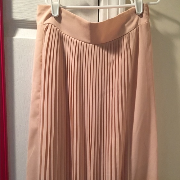 **SOLD**Pink maxi skirt with pleats - Picture 3 of 3