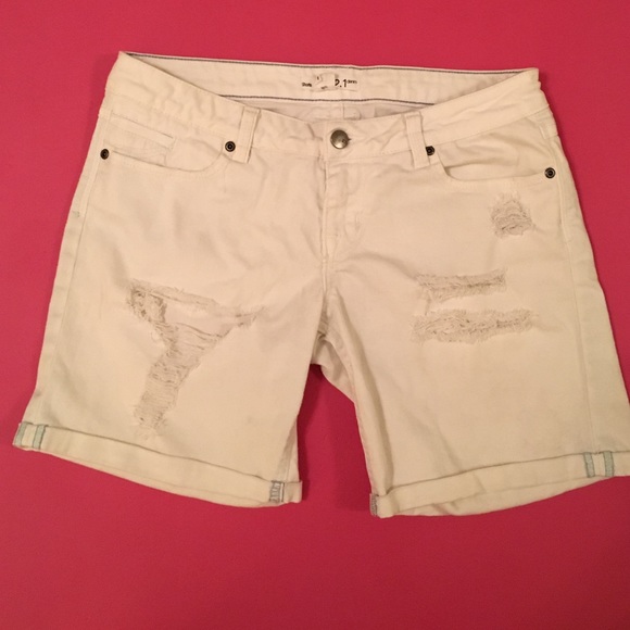 Comfy White Ripped Knee Length Jean Shorts