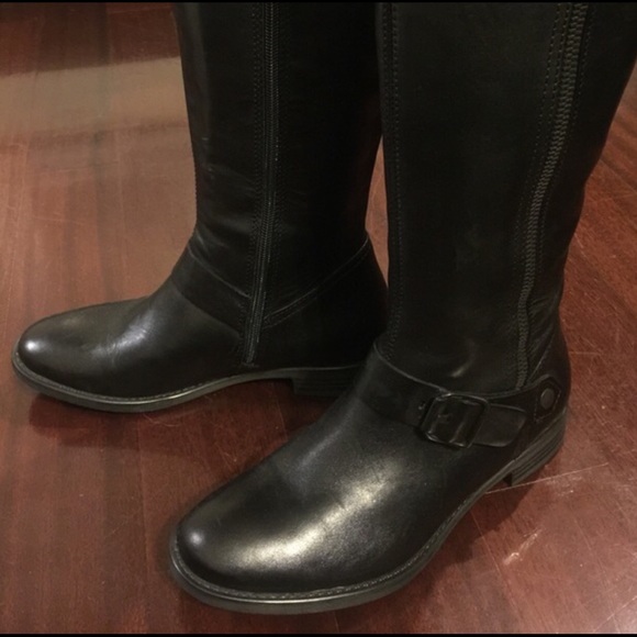 I'm selling these knee high Aldo boots.