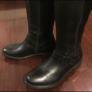 I'm selling these knee high Aldo boots.