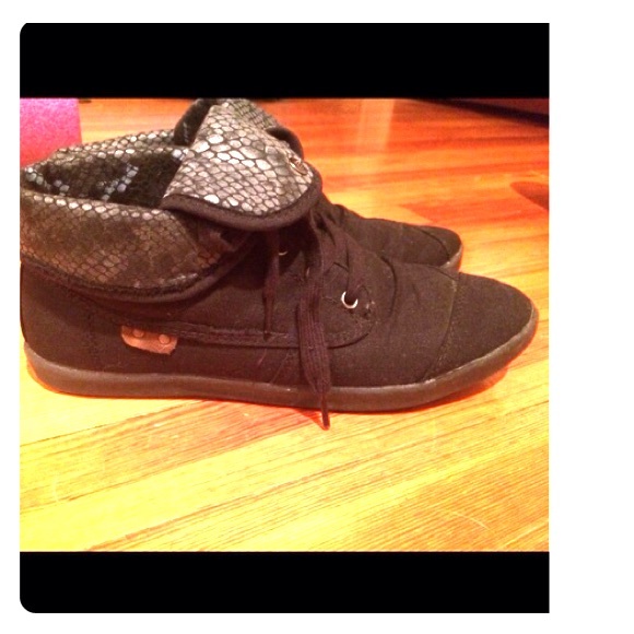Cute black high top sneakers ! Great condition