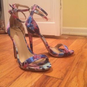 Floral Strappy Sandals!🥝