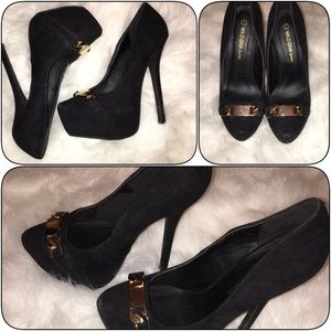 Black pumps with gold chain detail