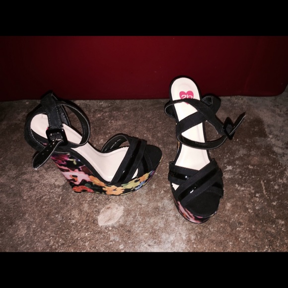 Sexy black an floral print wedges - Picture 3 of 3