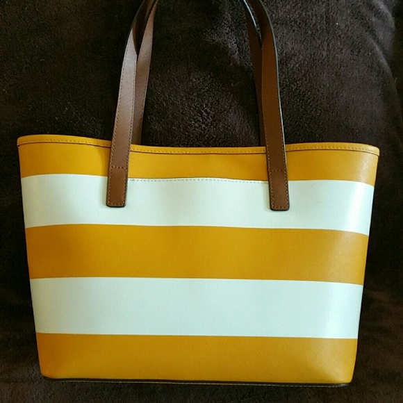 SOLD 🌞SUNNY🌞NWT Michael Kors Jet Set Tote - Picture 2 of 4
