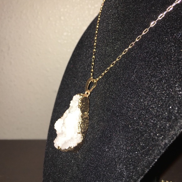 Druzy Stone Pendant Necklace - Picture 3 of 4
