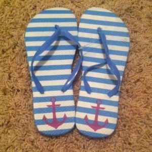 Size 8 anchor flip flops.