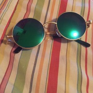 Round mirror green sunglasses