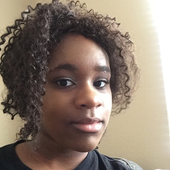 Meet your Posher, Alexis