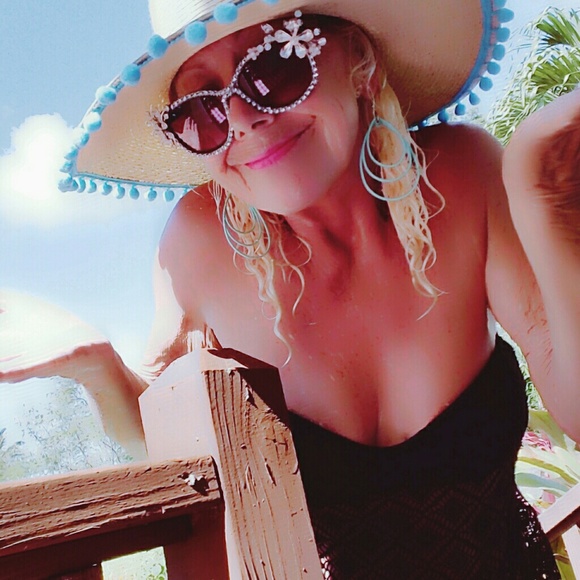 Meet your Posher, Cate - Picture 2 of 2