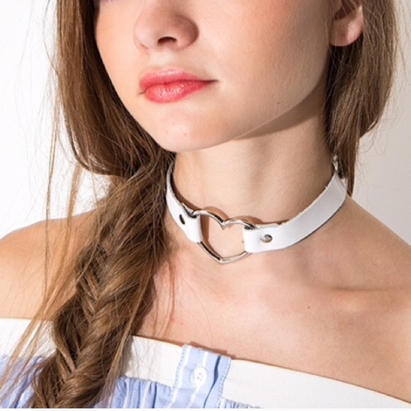 White leather silver heart choker 💕
