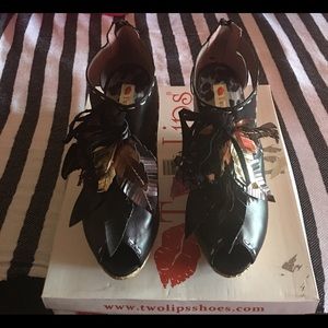 Two Lips Feather Leather Wedge, Size 8, New