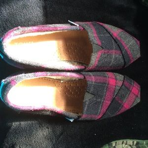 I am selling 6.5 toms with a plaid design.
