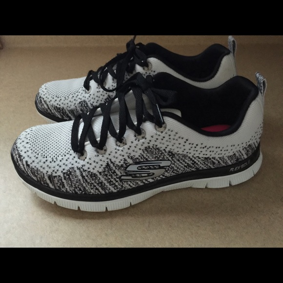 SKECH-KNIT by SKETCHERS