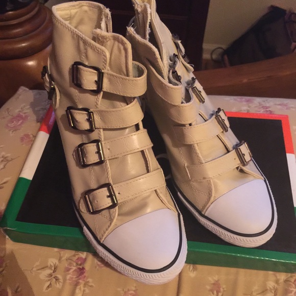 Bucco wedge shoes