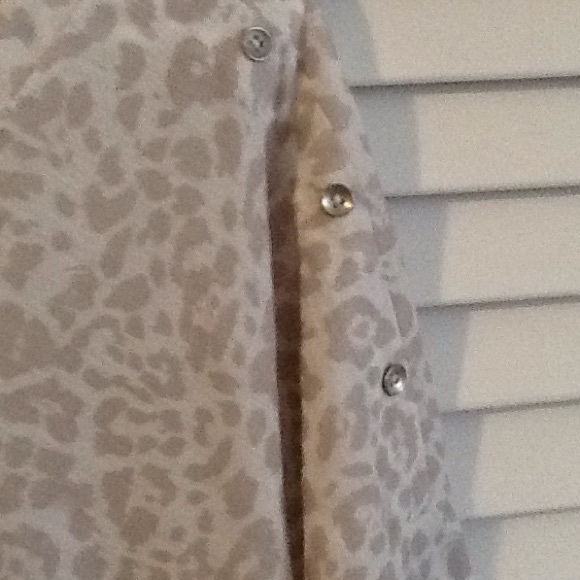 Soft Leopard Print Tee - Picture 2 of 4