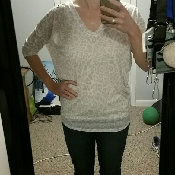 Soft Leopard Print Tee - Picture 4 of 4