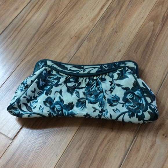 Floral clutch - Picture 1 of 3
