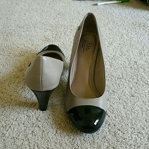 Never worn Classic pumps
