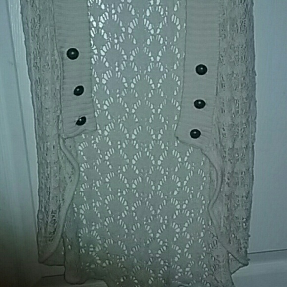 Cardigan made with short sleeves with nice details