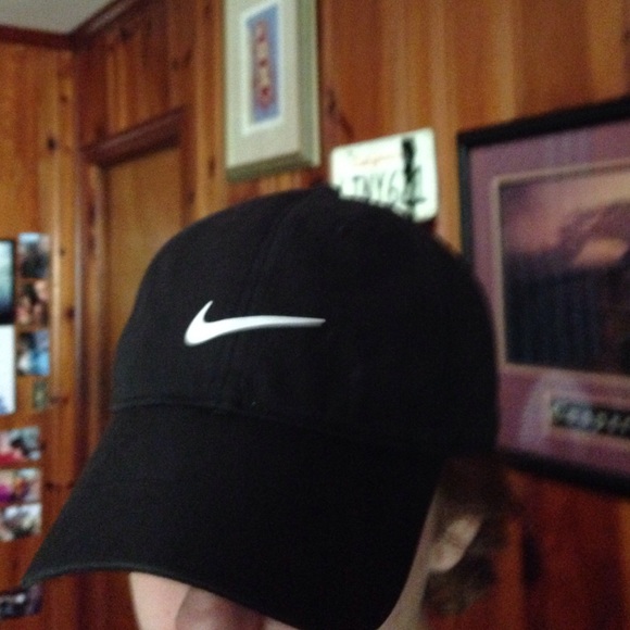 black Nike golf hat