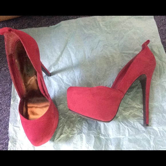 BRAND NEW NEVER WORN BURGUNDY PUMPS