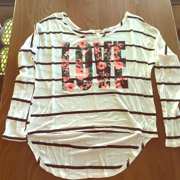 3/4 sleeve. Short in front and longer in the back