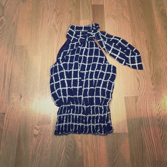 Halter top with tie at neck