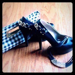 Black & Sexy Charlotte Russe Platform Pumps 💋😘