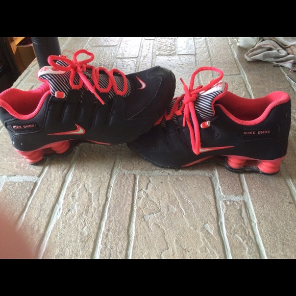 Girls size 7, women's 8.5 Nike shox.