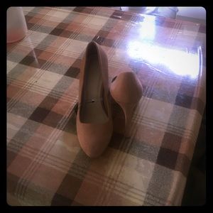 Size 7.5 nude heels. Only wore to try on.