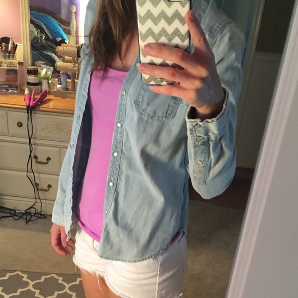 Beautiful jean jacket with pearl buttons - Picture 2 of 3