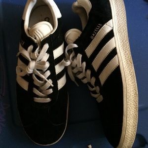 Black and white adidas gazelle