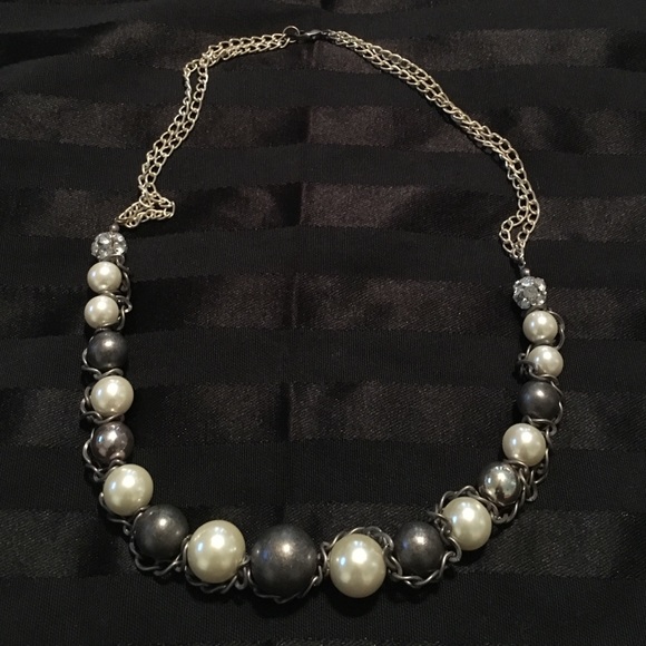 🎀✨✨Silver/Pearl/Grey Necklace 🎀✨✨ - Picture 2 of 4