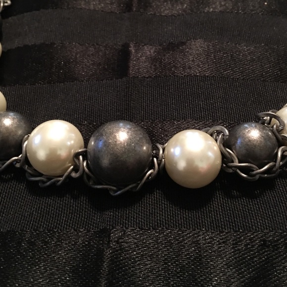 🎀✨✨Silver/Pearl/Grey Necklace 🎀✨✨ - Picture 3 of 4