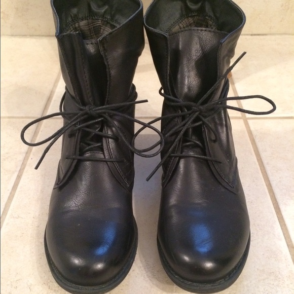 Super cute black booties size 8