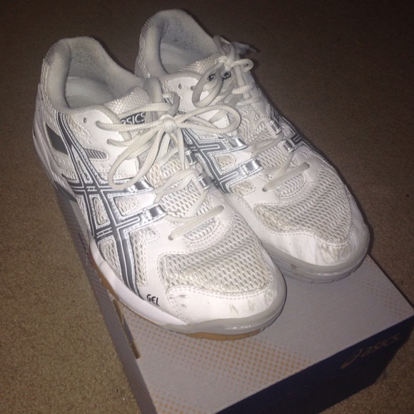Woman's 8.5 gel white/silver asic volleyball shoes
