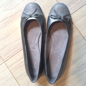 Aerosoles size 9.5 Silver Flats