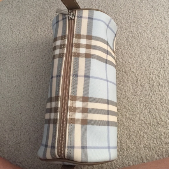 Burberry bag minior pen stain on the outside - Picture 2 of 4