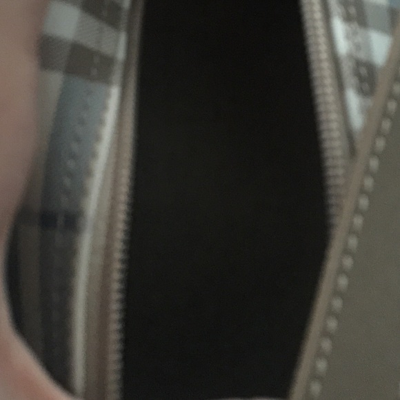 Burberry bag minior pen stain on the outside - Picture 3 of 4