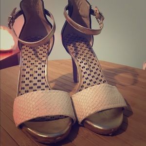 Jessica Simpson heels