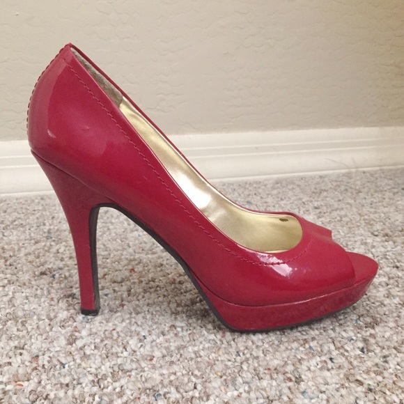 Candie's Red Patent Leather Peep Toe Pumps 👠