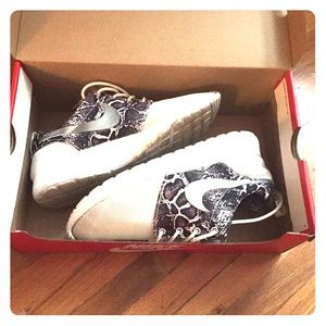 Women's Nike roshe 1