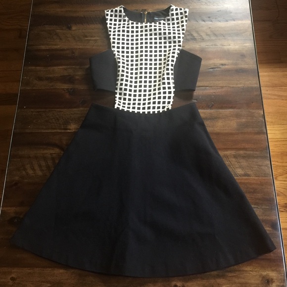 Very classy, sexy cut out dress. ⚫️