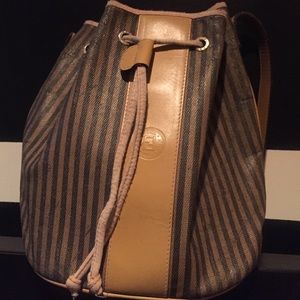 Vintage FENDI Cross Body 😍✨✨